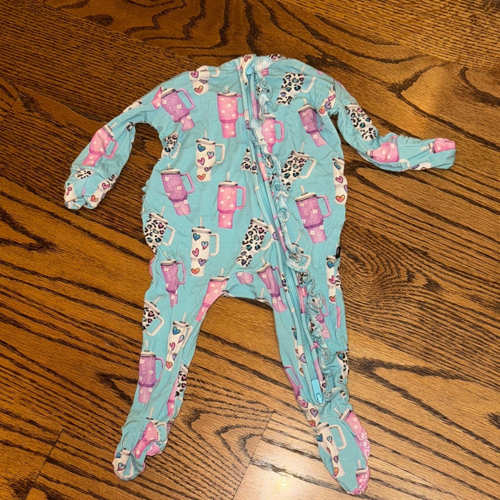 Lev baby Stanley pajamas with matching bow!